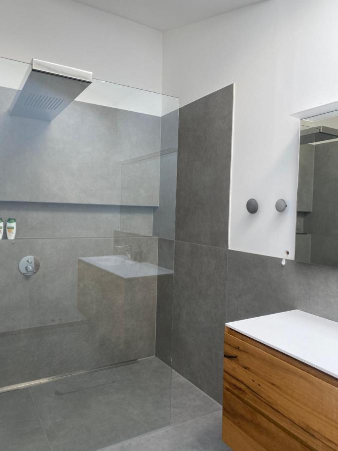 Moderne Ferienwohnung Stephanskirchen エクステリア 写真